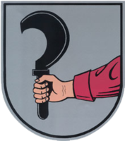 Ein Wappen zeigt eine Hand in einem roten Ärmel, die eine schwarze Hippe hält.