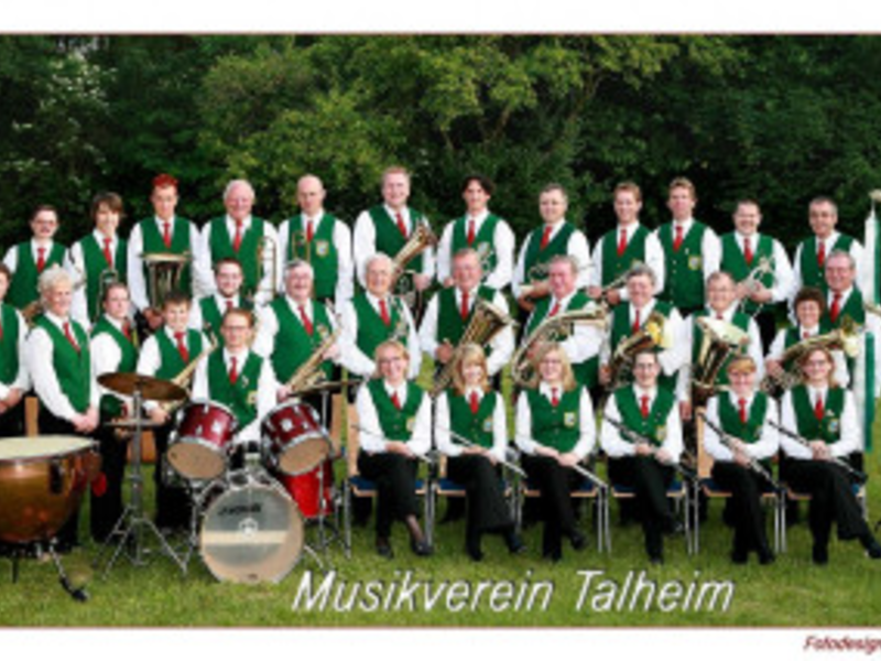 Gruppenbild mit Musikern und Instrumenten